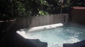 Outdoor spa tub - Sea Star Spa – Hot Tub, Walk to Beach (Florence)