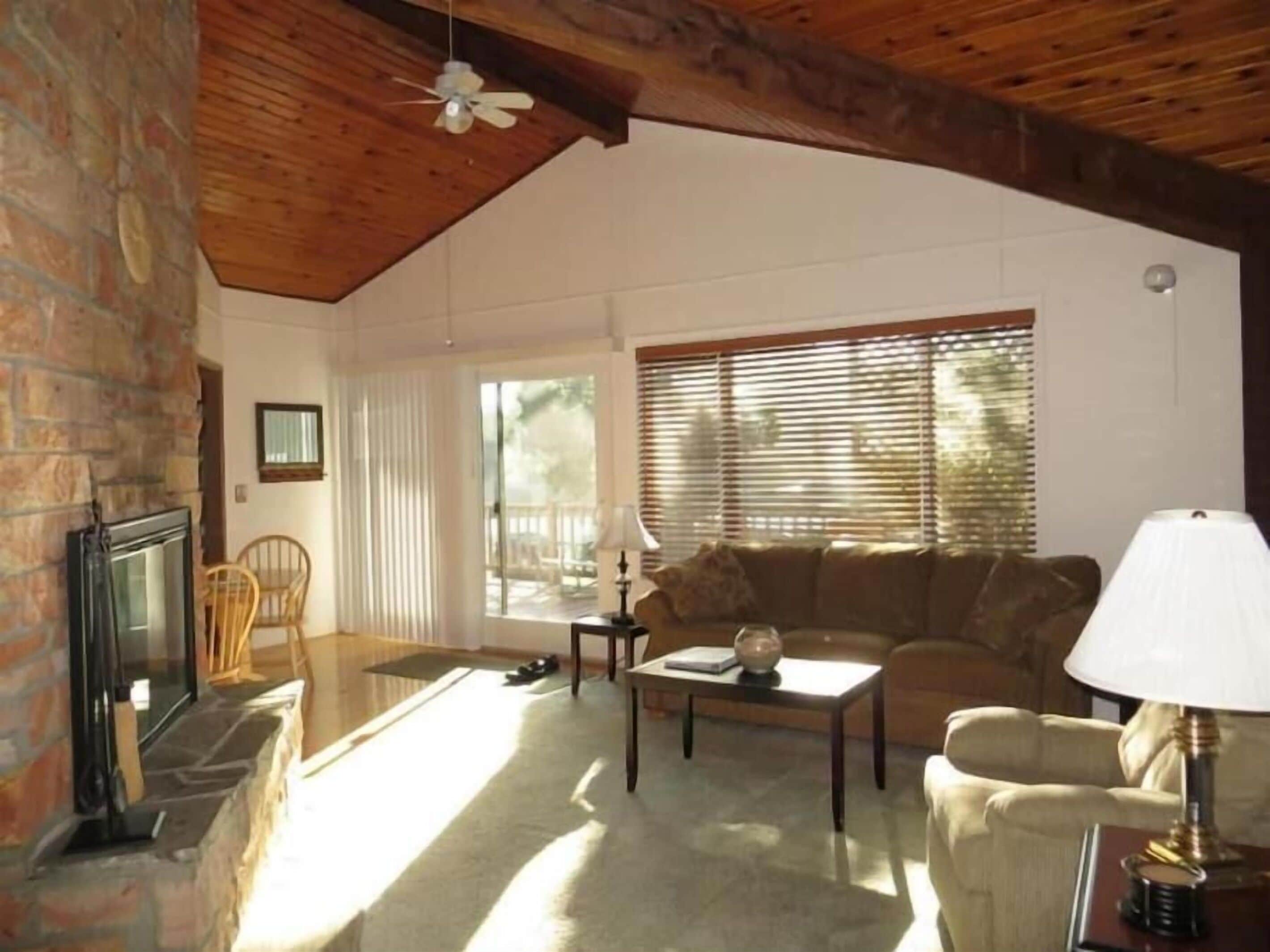 تلفزيون ذكي، مدفأة، برامج وأفلام نتفليكس، كُتُب