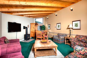 TV, fireplace, DVD player, stereo - Perfect mountain retreat/3Br Condo-fireplace (Keystone)