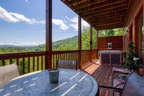 Outdoor dining - ERN857 - A Dream Come True - Great Location!  Close To All The Action! (Pigeon Forge)