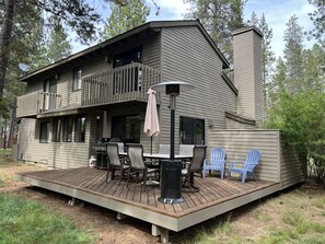 Outdoor dining - BACK03 - Walk to Sunriver Village! Quiet Setting, 2 Suites, A/C, Hot Tub (Sunriver)