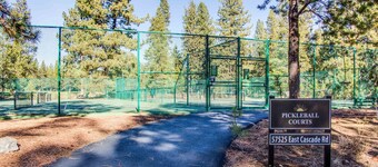 BACK03 - Walk to Sunriver Village! Quiet Setting, 2 Suites, A/C, Hot Tub