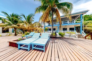 Terrace/patio - Tranquil ocean-view escape with shared pool, beach access, AC, & free wifi (Placencia)