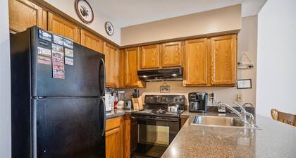 Amplio y alegre Pico junto a la montaña Condominio - Camina para levantar y esquiar de vuelta!