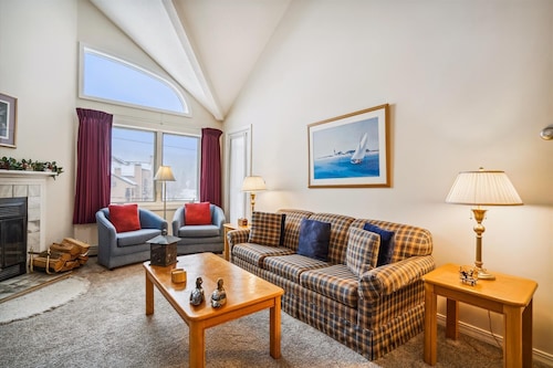 Charming 2-Bedroom Slopeside Condo at Pico Mountain E304