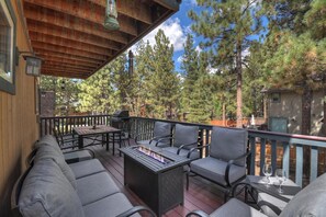 Property grounds - Forest Hollow by Destination Big Bear : Close to Marinas! Hiking Trails! Shuffleboard! Foosball! (Big Bear Lake)