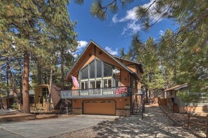 Exterior - Forest Hollow by Destination Big Bear : Close to Marinas! Hiking Trails! Shuffleboard! Foosball! (Big Bear Lake)
