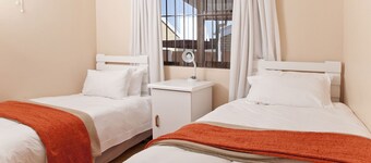 DeKeurboom Guesthouses. (Blue Cottage)