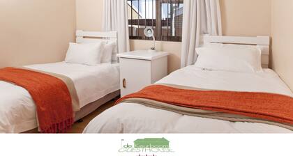 DeKeurboom Guesthouses. (Blue Cottage)