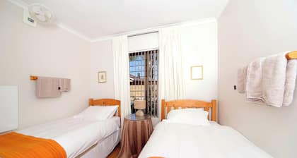 DeKeurboom Guesthouses. (Blue Cottage)