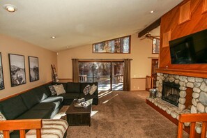 Smart TV, chimenea y tenis de mesa