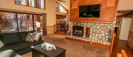 Smart TV, chimenea y tenis de mesa