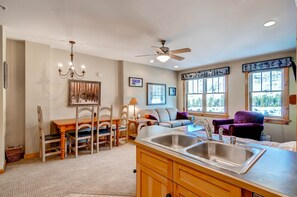 Interior - Sleeps 4~Walk to the Slopes~No cleaning Fees (Keystone)
