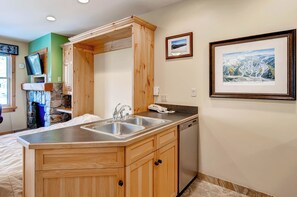 WiFi, bed sheets - Sleeps 4~Walk to the Slopes~No cleaning Fees (Keystone)