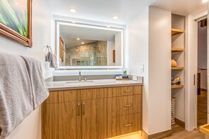 Een douche, een haardroger, handdoeken