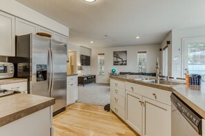 Fridge, microwave, oven, stovetop - Modern home 3 blocks from beach with private hot tub & cozy fireplace (Seaside)