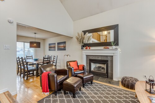 Modern home 3 blocks from beach with private hot tub & cozy fireplace