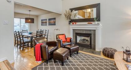 Modern home 3 blocks from beach with private hot tub & cozy fireplace