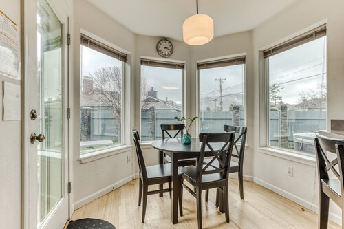 Moderni, koiraystävällinen talo w / yksityinen kylpytynnyri - 3 korttelin päässä rannalta