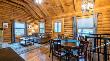 Een smart-tv, een open haard en videogames