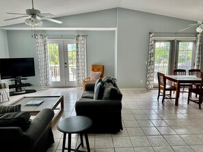 TV, DVD player - 266 S. Harbor - Anna Maria Island- Private home 3 Bedroom/ 2 Bath , maximum occupancy of 6 people. (Holmes Beach)