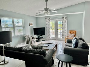 TV, DVD player - 266 S. Harbor - Anna Maria Island- Private home 3 Bedroom/ 2 Bath , maximum occupancy of 6 people. (Holmes Beach)