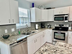 Réfrigérateur, micro-ondes, four, lave-vaisselle