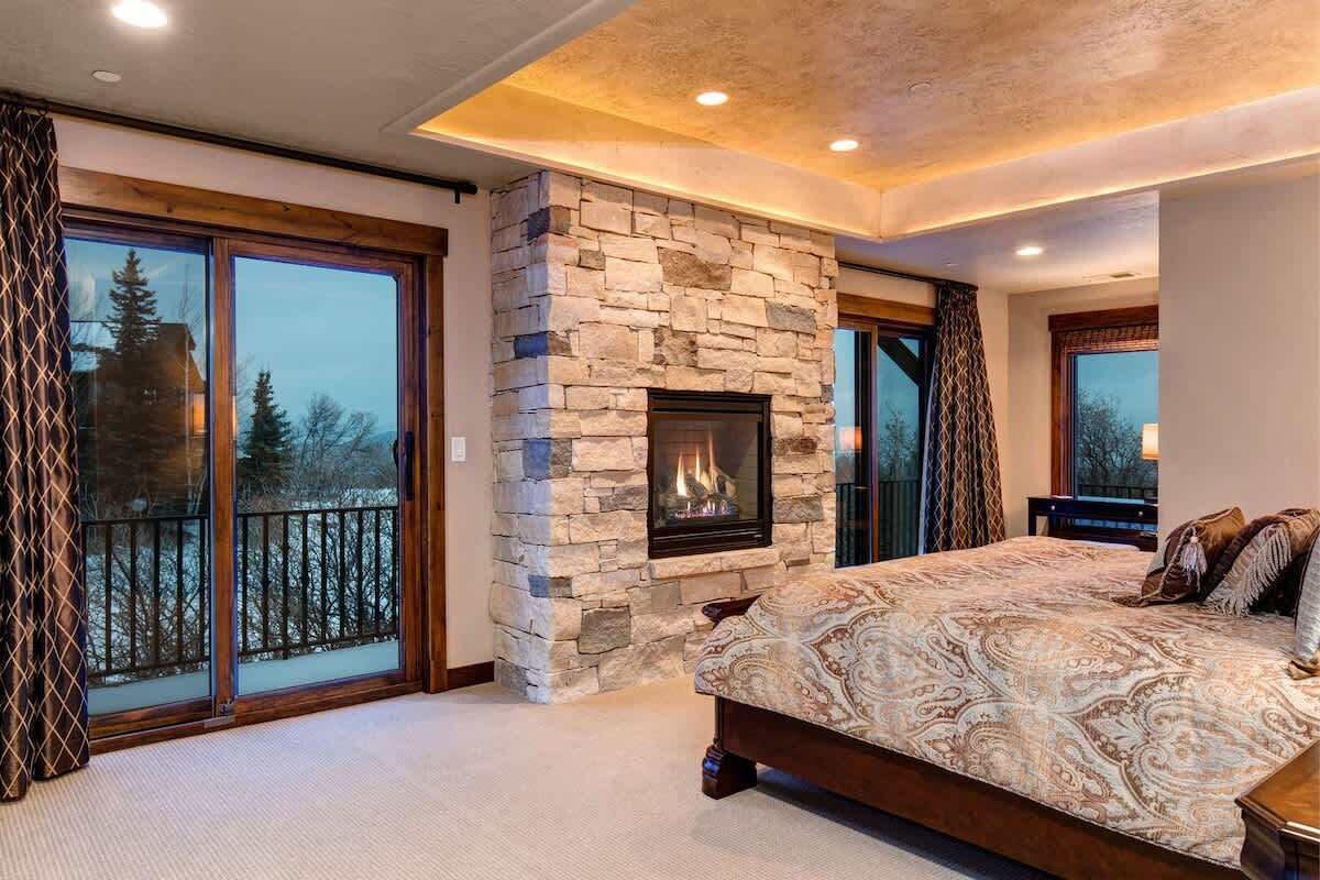 5 bedrooms, iron/ironing board, WiFi, bed sheets