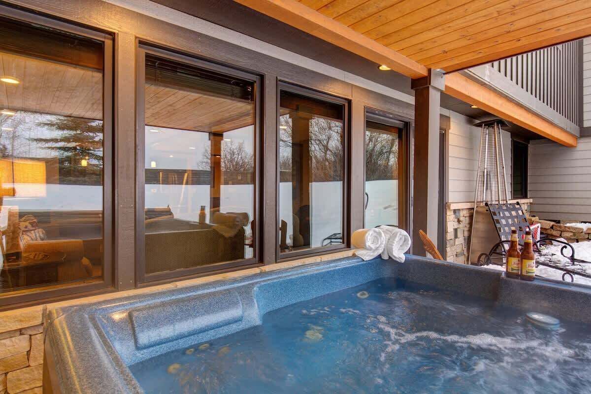 Outdoor spa tub