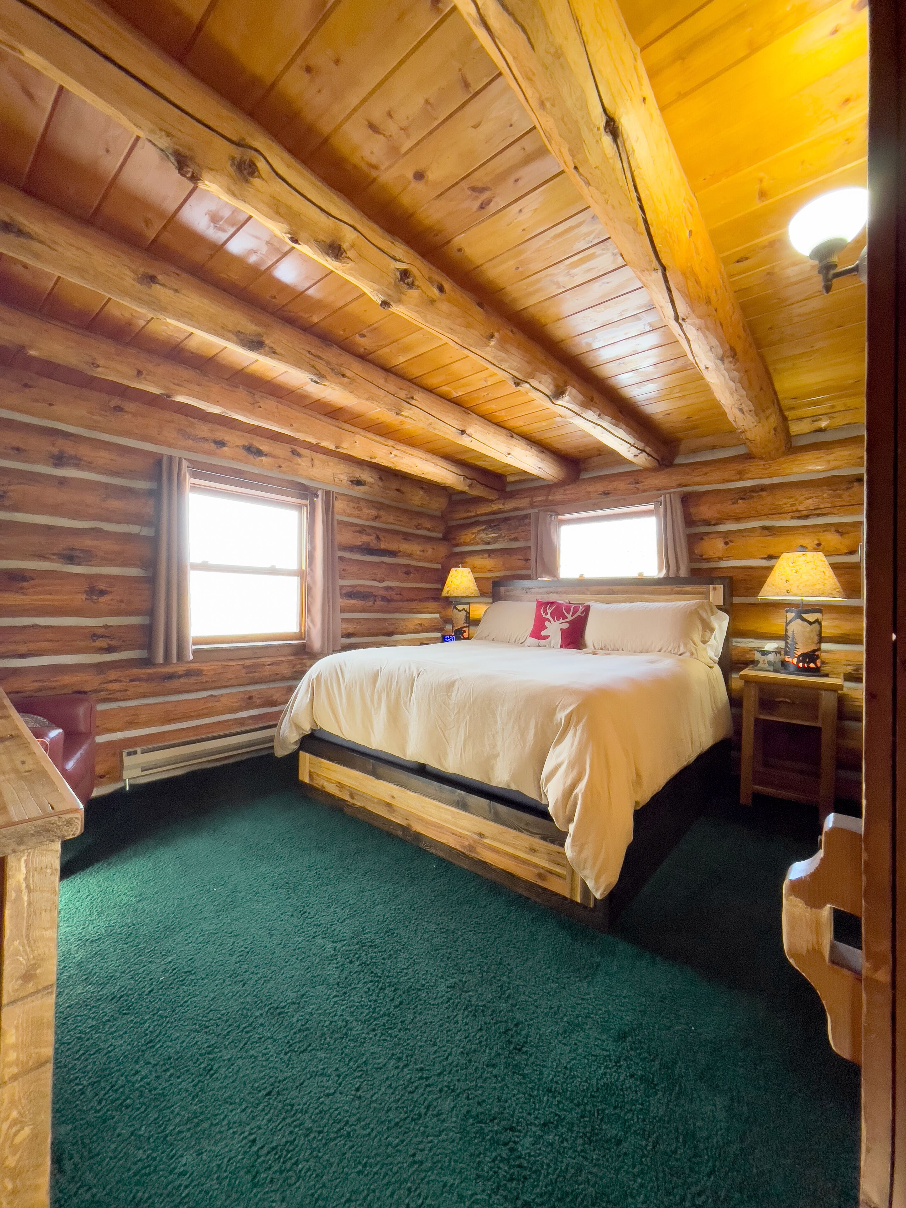 3 bedrooms, desk, iron/ironing board, travel crib