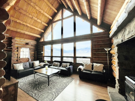Smart TV, fireplace, DVD player, books. Mountain View Cabin