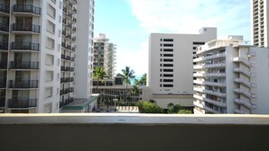 Un immeuble résidentiel de grande hauteur, doté de nombreux balcons et offrant une vue dégagée sur le ciel.