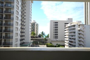 Property grounds - Kuhio Village 810A KING Studio, Waikiki Ocean View! (Honolulu)