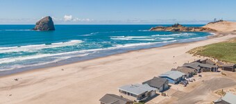 The Westerly #121 - Oceanfront cabin with amazing views, direct beach access. Pet friendly.