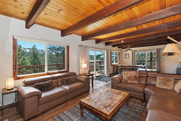 Televisión y chimenea 