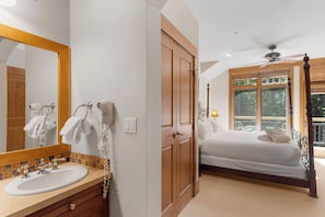 3 bedrooms, iron/ironing board, internet, bed sheets