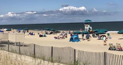 Sea Colony, Walk to Beach & Tennis--Beautiful, Sparkling Clean Getaway!