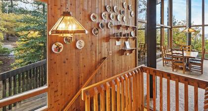 Hawks View by Destination Big Bear : Private! Close to Village! Pool Table! Indoor Hot Tub! Fireplace! Cable TV!