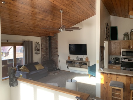 Smart TV, fireplace, video games, DVD player. 2 story 3 bedroom Ski condo on Hailey’s run at Whitefish Mountain Resort.