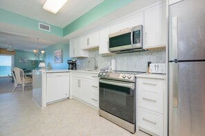 Refrigerador, microondas, horno y lavavajillas
