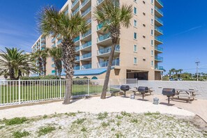 Outdoor dining - BEACH FRONT 2 BR! Ocean House in Gulf Shores! (Gulf Shores)