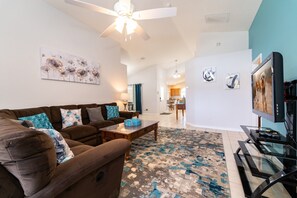 Téléviseur, jeux vidéo, table de baby-foot