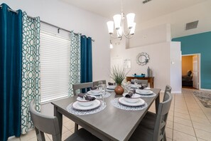 Dining - Handicap Accessible Pool Privacy Quiet Neighborhood (orlando)