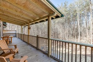 Terrace/patio - Remodeled Spacious Cabin Near Helen, Georgia (Cleveland)
