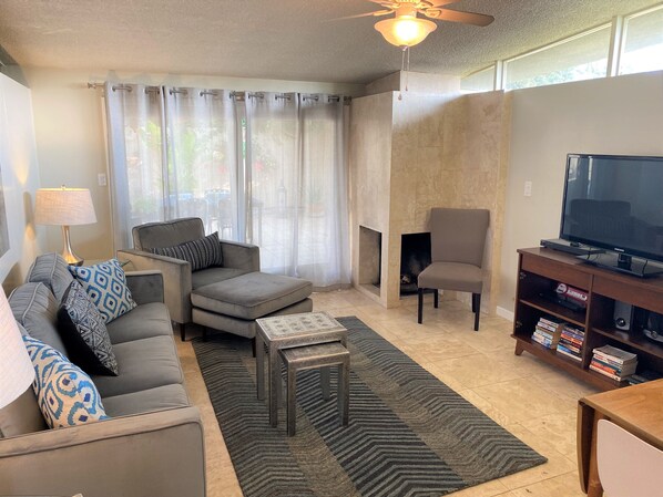 Smart TV, fireplace, DVD player, books - Lovely 2-bedroom mountain getaway – Only minutes to Old Town Pasadena. (Pasadena)