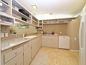 Fridge, microwave, oven, stovetop - Lovely 2-bedroom mountain getaway – Only minutes to Old Town Pasadena. (Pasadena)