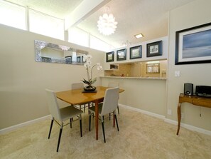 Dining - Lovely 2-bedroom mountain getaway – Only minutes to Old Town Pasadena. (Pasadena)