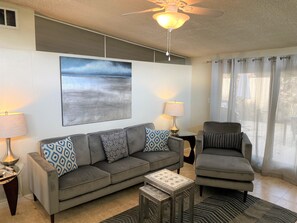 Smart TV, fireplace, DVD player, books - Lovely 2-bedroom mountain getaway – Only minutes to Old Town Pasadena. (Pasadena)