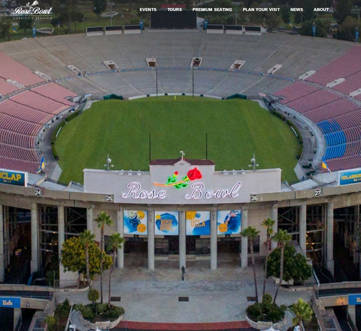 Suuri stadion, jossa on laaja keskuspelialue, useita katsomokertoja ja huomiota herättävä sisäänkäynti, jonka yläpuolella on kyltti, jossa lukee ”Rose Bowl”.