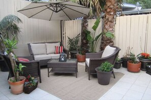 Terrace/patio - Lovely 2-bedroom mountain getaway – Only minutes to Old Town Pasadena. (Pasadena)